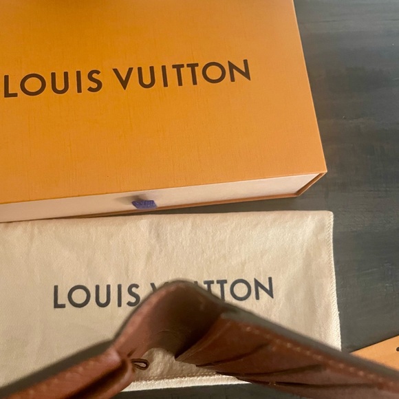 Louis Vuitton International Wallet - Picture 15 of 15